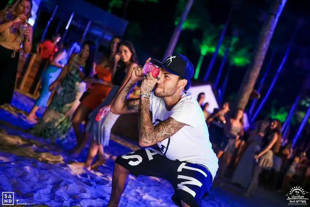 格纳布里：比朔夫传了个好球；大巴黎和拜仁过去总是势均力敌（格纳布里：比朔夫妙传到位；大巴黎与拜仁以往交锋难分伯仲）