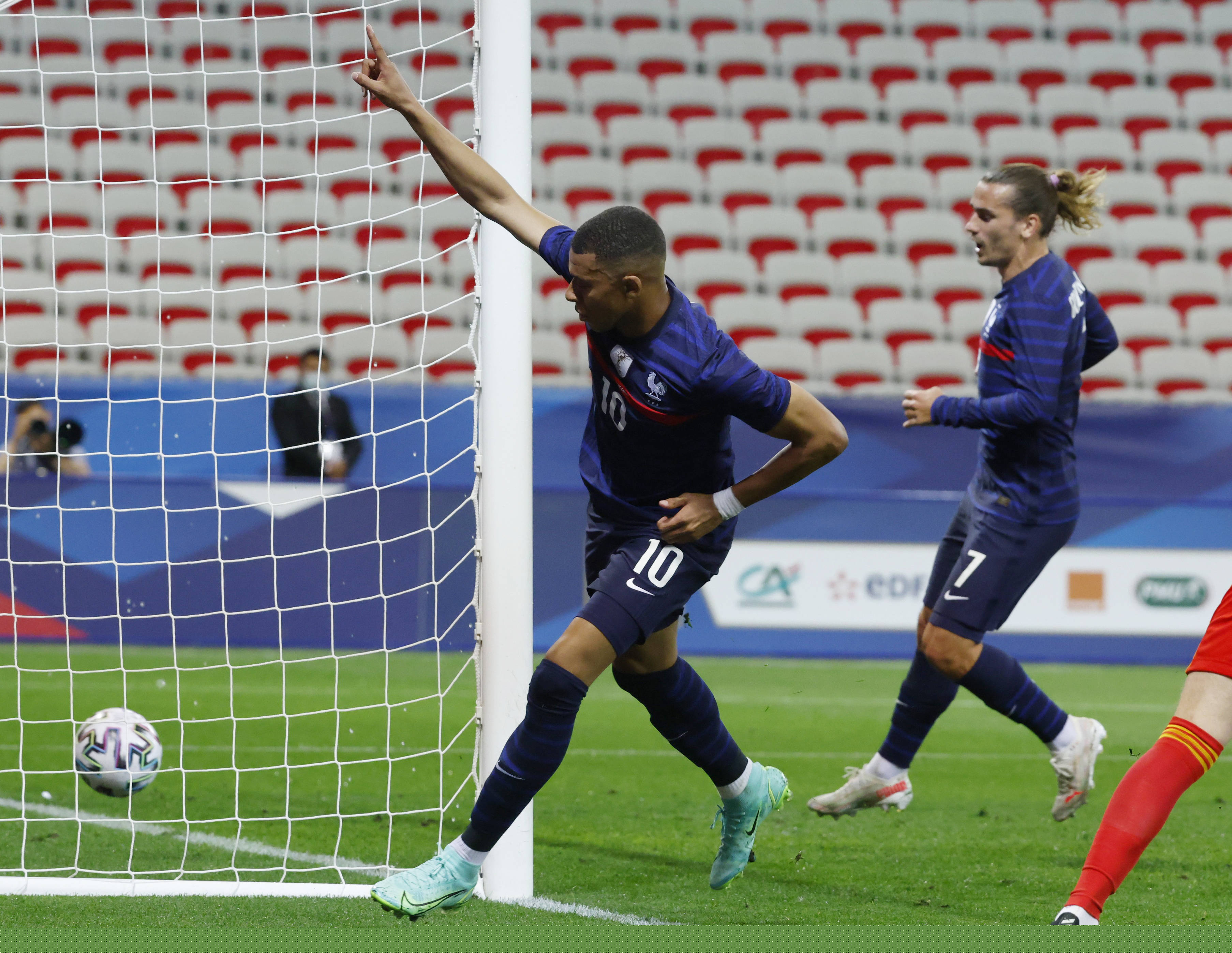 意媒：39岁拉莫斯被推荐给米兰，管理层和阿莱格里将进行评估（意媒：米兰获荐39岁拉莫斯，俱乐部高层与阿莱格里将评估）