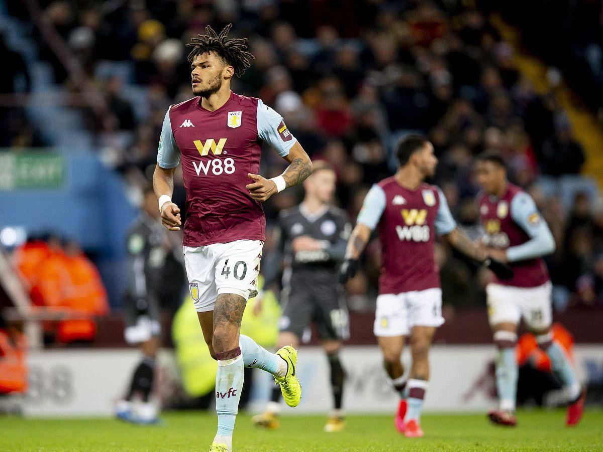 记者：世界杯抽签仪式开始前，大力神杯已经抵达华盛顿（记者：抽签仪式尚未开始，大力神杯已抵达华盛顿）