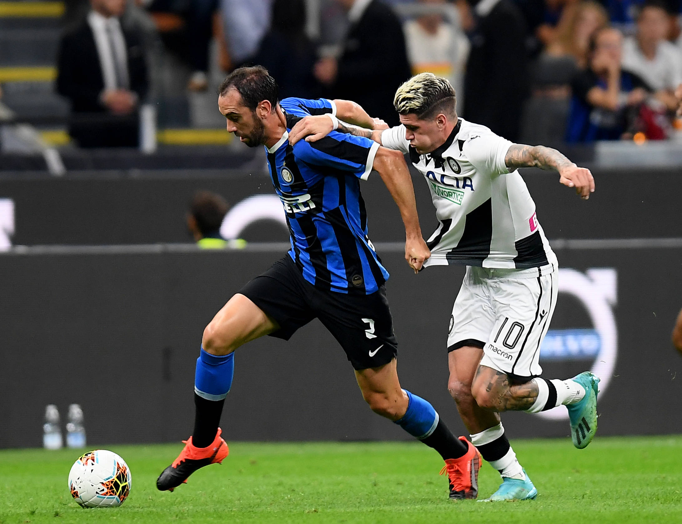 每体：巴萨有意左后卫索萨，想用桑托斯欠的290万欧锁定交易（每体：巴萨看中左后卫索萨，拟用桑托斯所欠290万欧锁定转会）