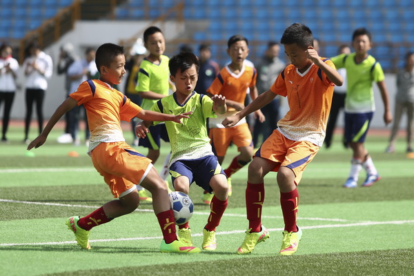 扑点+6次扑救，迈尼昂当选与国米一役米兰队内最佳球员（扑出点球并完成6次扑救，迈尼昂获评米兰德比队内最佳球员）