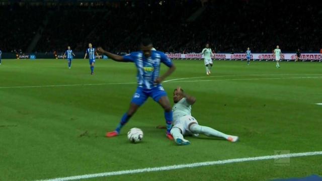 甘超对阿奇姆彭做闭嘴手势，钟义浩扳平比分后做同样手势回击（甘超向阿奇姆彭做闭嘴手势，钟义浩扳平后用同样动作回应）