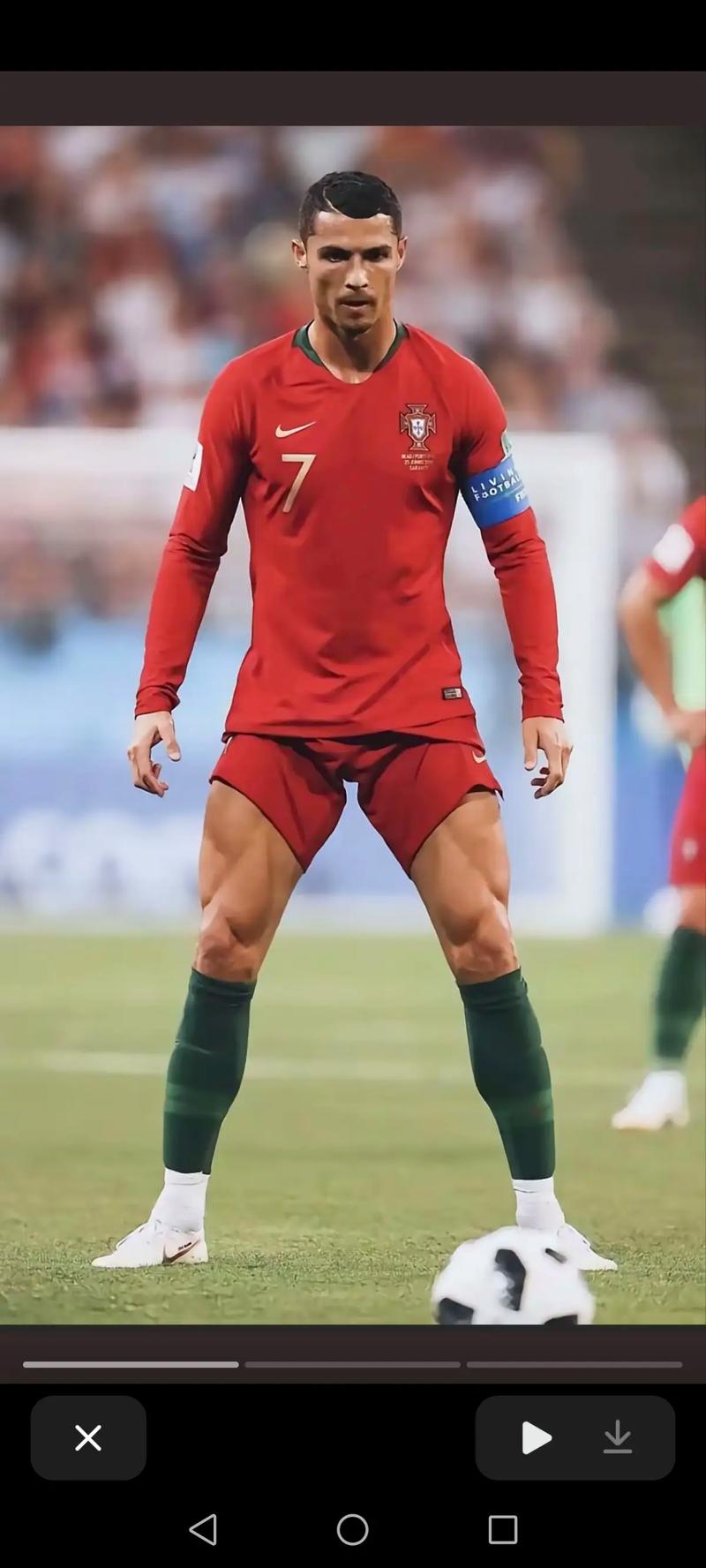 贝克汉姆首夺MLS冠军 14岁小七抹胸抢镜 大布缺席惹争议（贝克汉姆首捧MLS桂冠 小七造型引关注 大布缺席成热议）