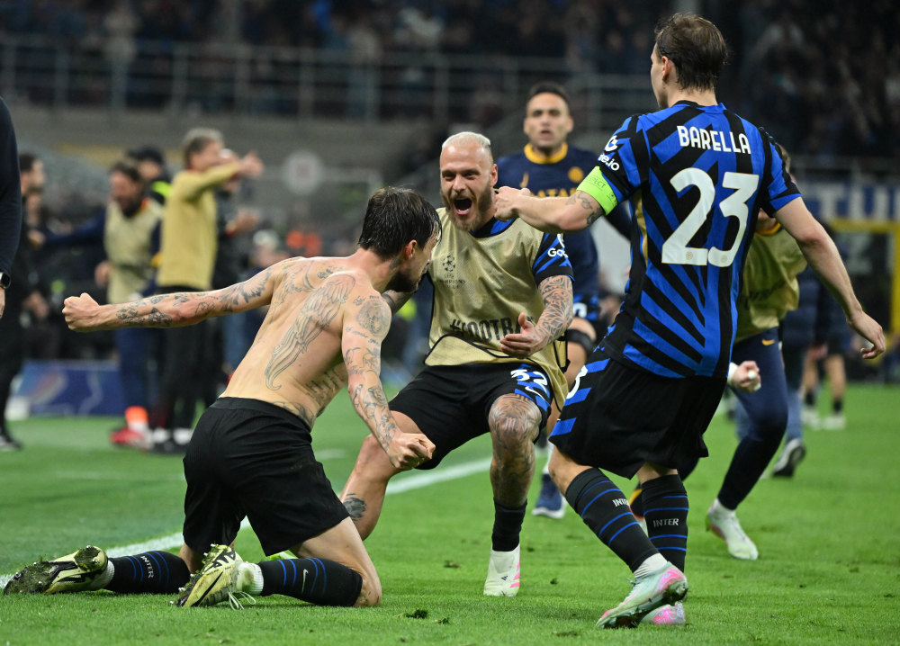 咔咔一顿扣！克里斯17中11&罚球9中6砍下28分8板4助2断（暴扣不停！克里斯17投11中、罚球9罚6中轰下28分8篮板4助攻2抢断）